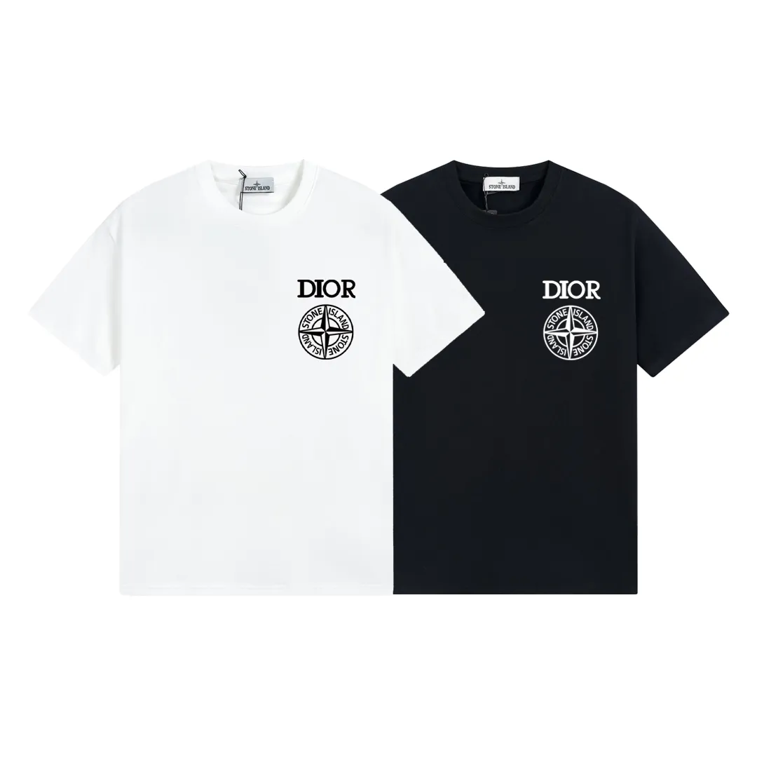 W682#P110💰 2025🆕 Stone lsland/Stone Island joint Dior chest logo printed short-sleeved T-shirt ⚠️[Original creation with high control of details] -Made of 260g combed cotton double yarn, soft and comfortable to the touch, sweat-absorbent and breathable. -Simple basic and versatile style, original quality, the first choice for couples. -Made by a large factory, four needles and five threads on the shoulder, neat routing, high quality workmanship. -Same style for men and women, very versatile, one piece for everyone, details are clearly visible. Color: Black White Size: M L